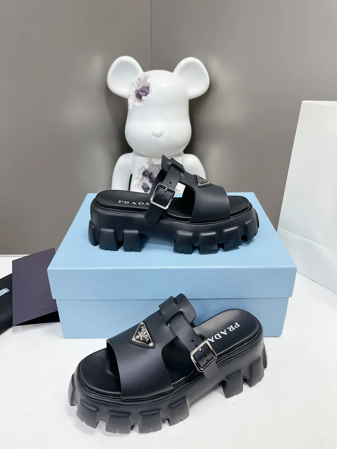 👟👟Ex-factory price 460👟👟 Super popular prada 2023 latest spring and summer zigzag Roman braid ultra-light thick-soled rubber sandals E64. Retro, fashionable and avant-garde gears with 55mm thick soles and rubber uppers make the whole pair of shoes light and comfortable. Bright colors provide a variety of choices for fashionable people with different styles! The iconic metal triangle logo is paired with the shape of ancient beach sandals. Every design element is fashionable! Code number 35-40